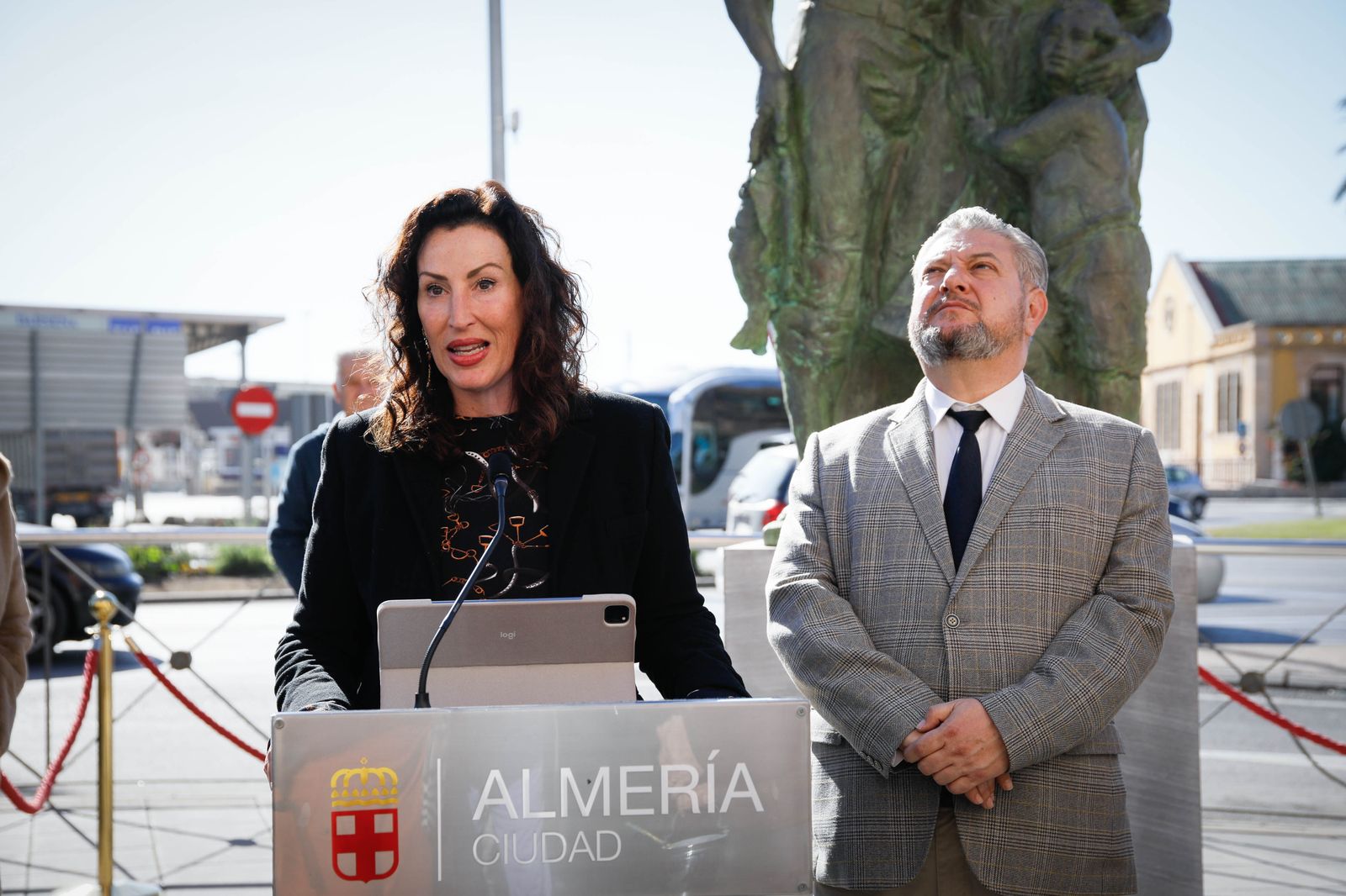 Imágenes de la inauguración sobre escultura ‘Familia Marinera’, del escultor Francisco Javier Galán, en homenaje a las familias de pescadores en Pescadería-La Chanca