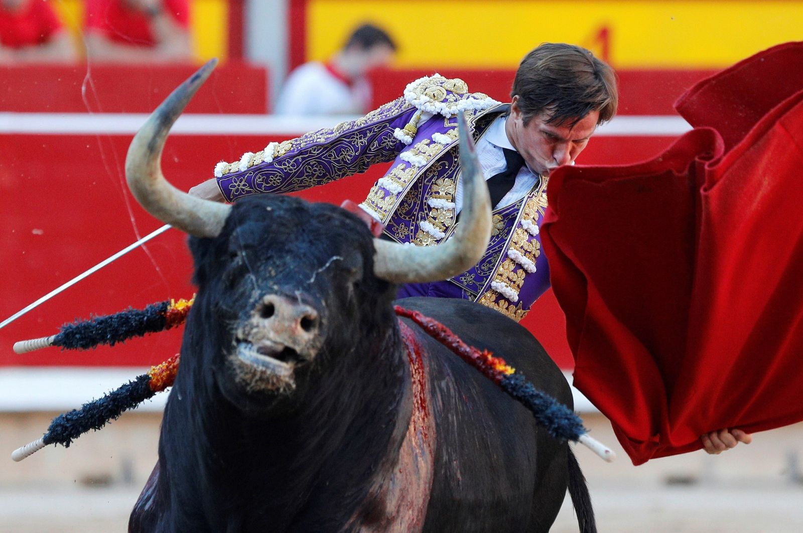 El Juli con el toro al que le ha cortado la oreja.