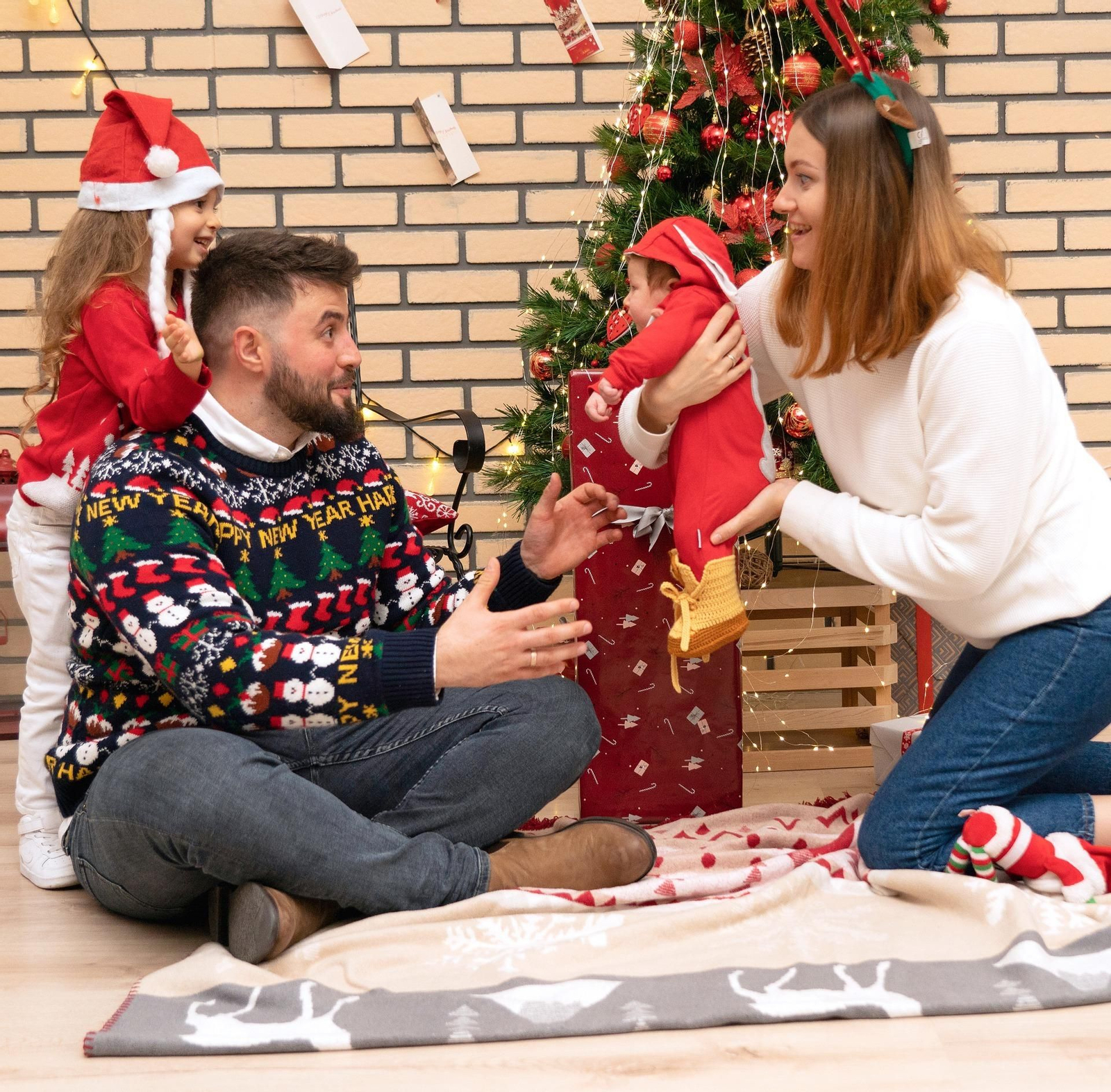 Familia jugando en Navidad
