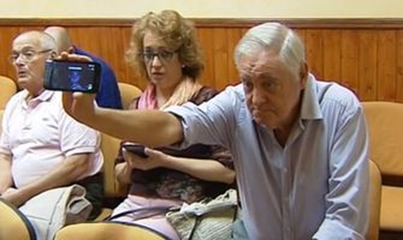 Ciudadanos de Castilleja defiende que la edil afincada en Chicago "sólo cumplió su obligación"