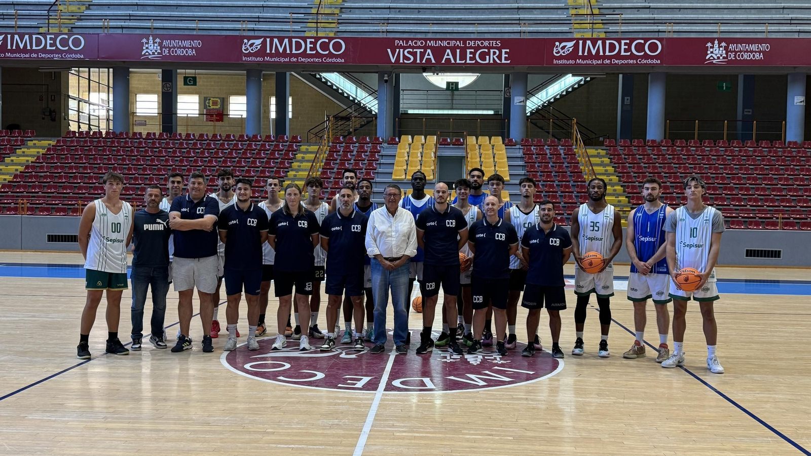 Los jugadores, cuerpo técnico y directiva de Coto Córdoba posan en Vista Alegre.
