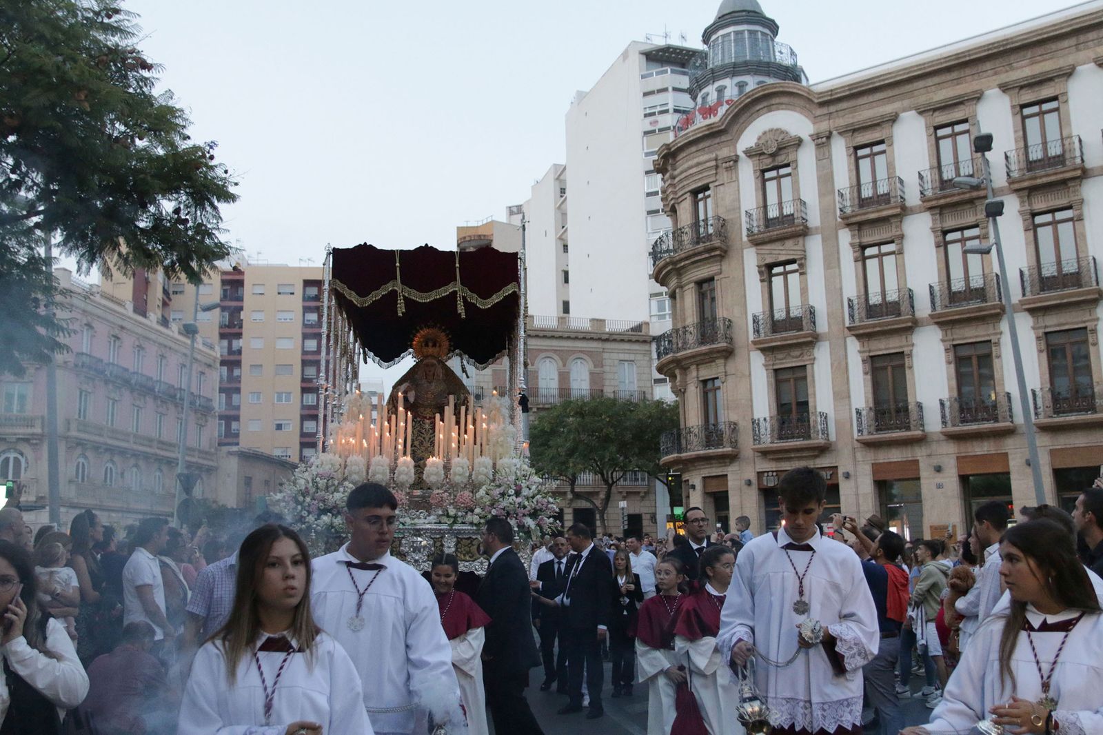Imágenes de La Magna por las calles de Almería