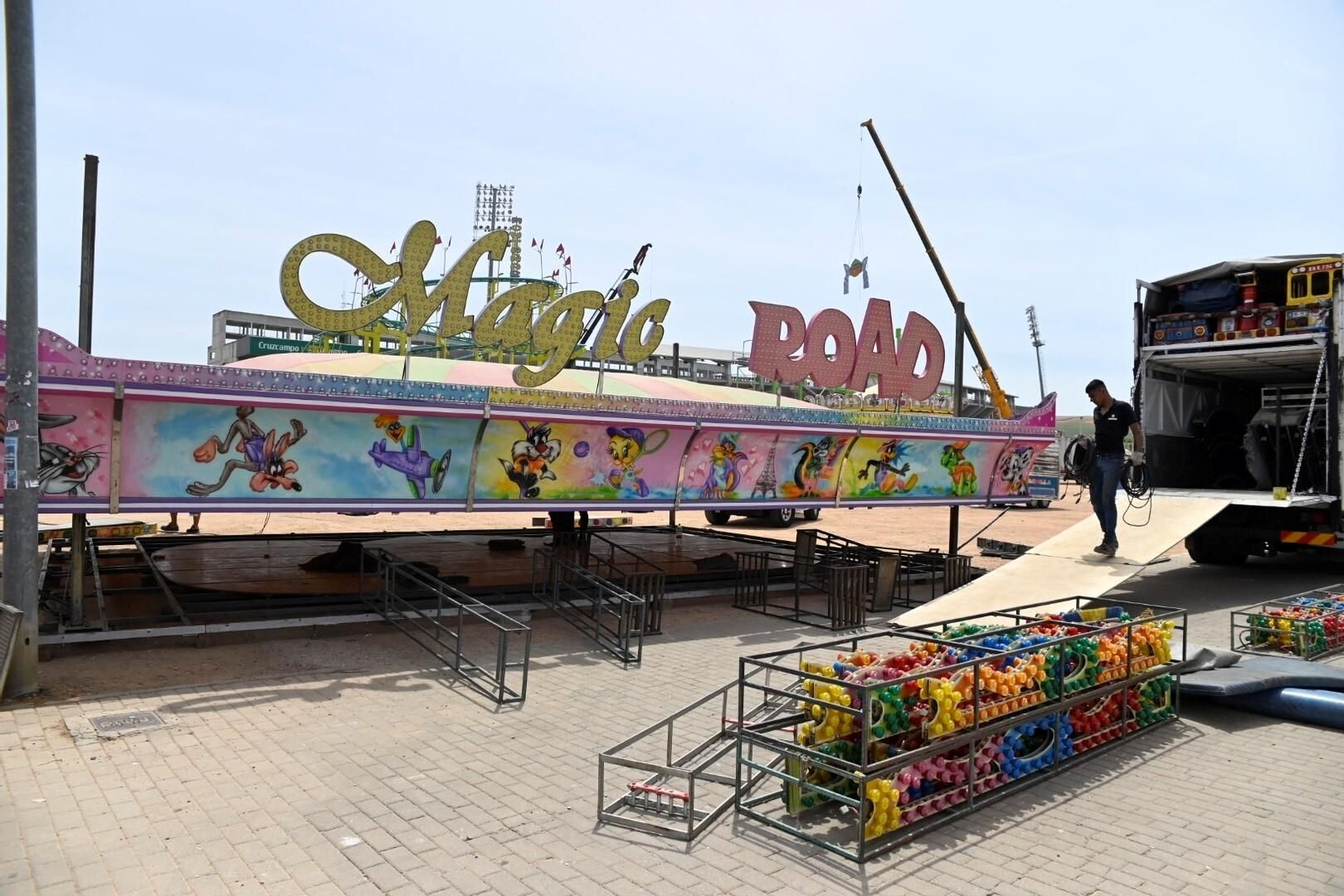 El montaje de las casetas y atracciones de la Feria de Córdoba 2024, en imágenes