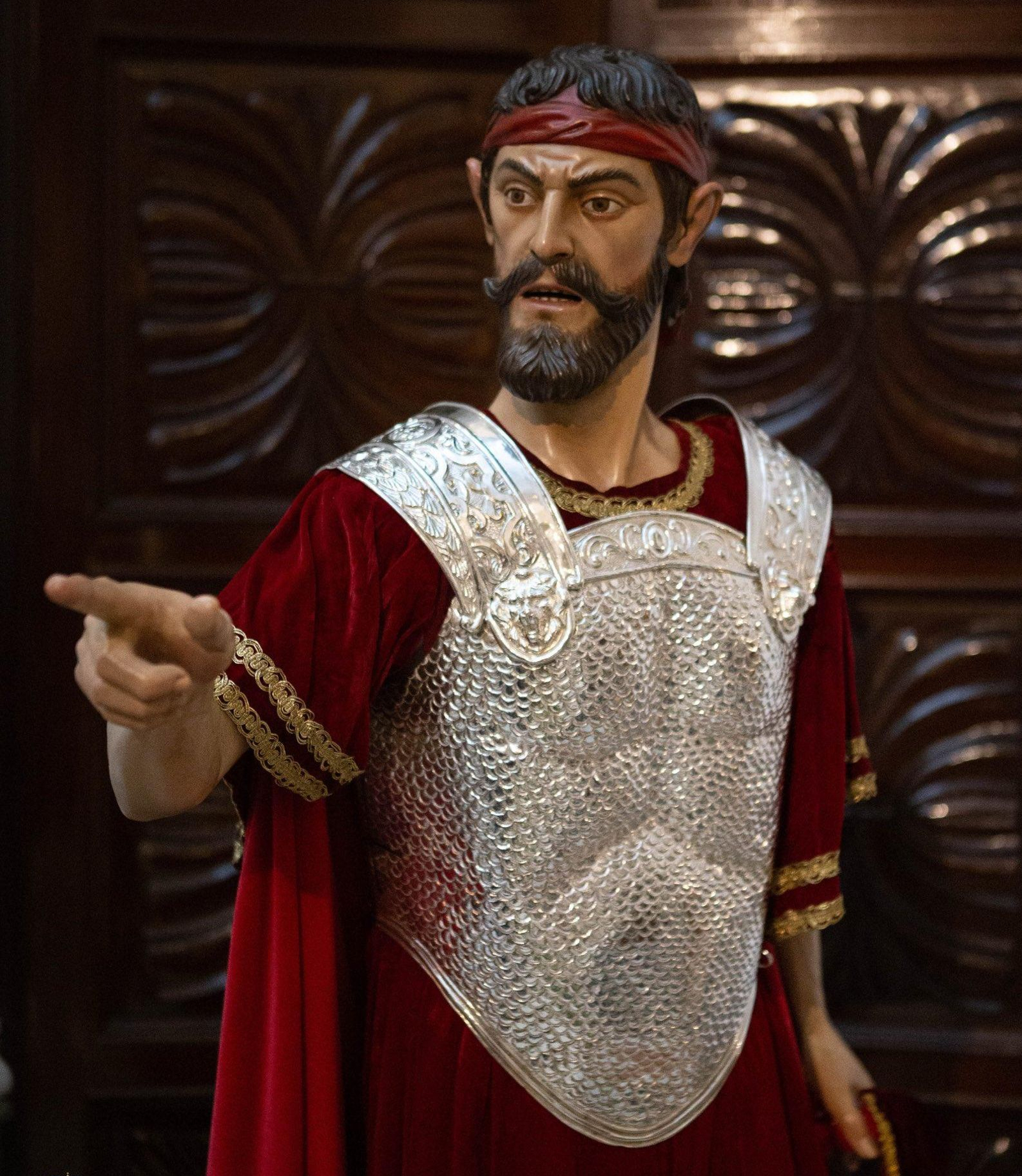 El sayón reconvertido en romano de la cofradía de Cigarreras.