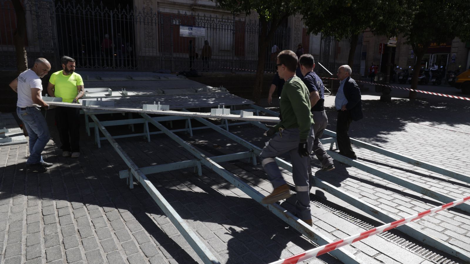 Operarios colocan la rampa del Salvador