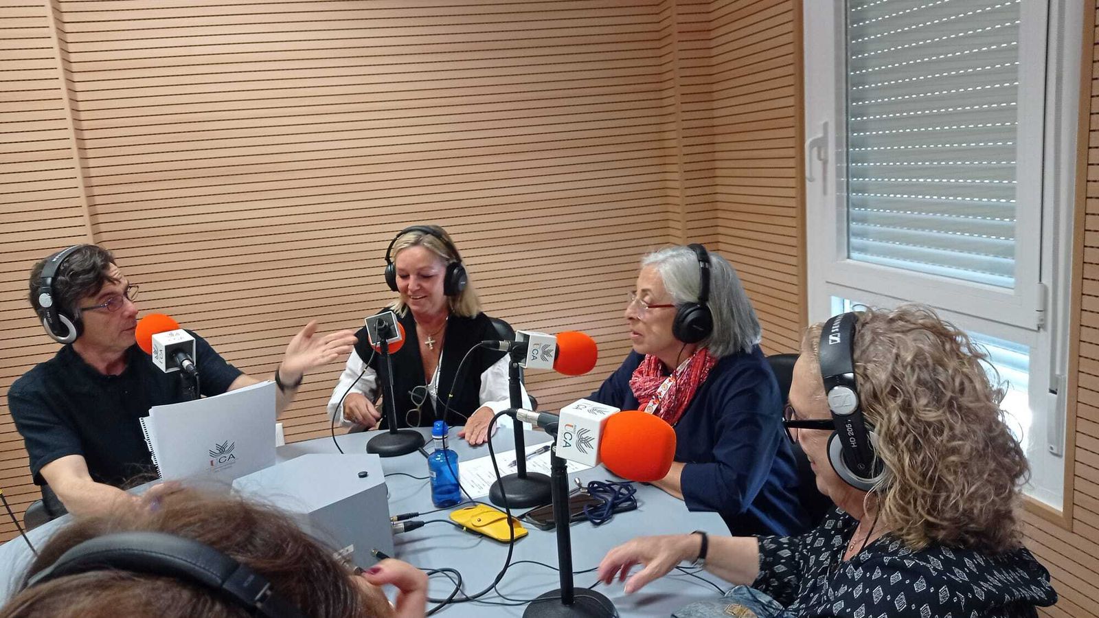 El alumnado, durante las entrevistas y la grabación de los podcast.