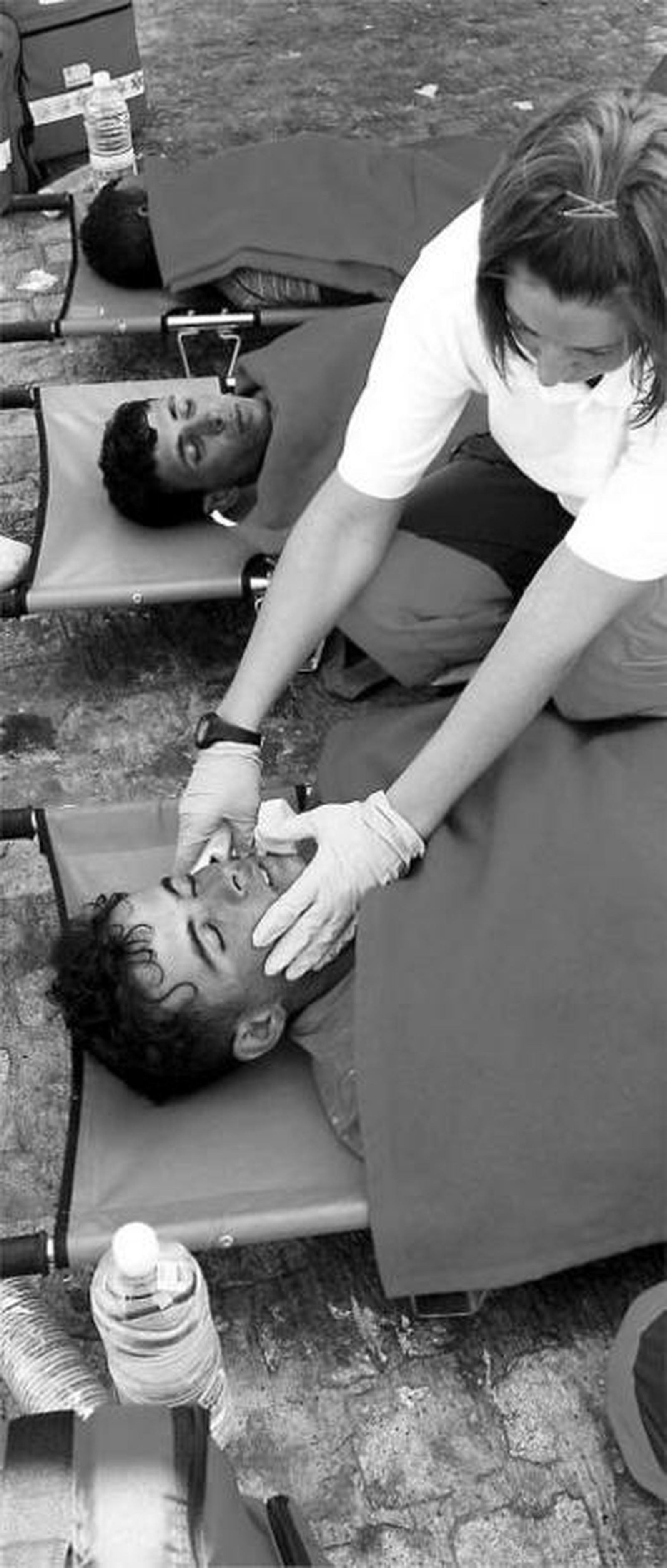 Una médico examina a un inmigrante.