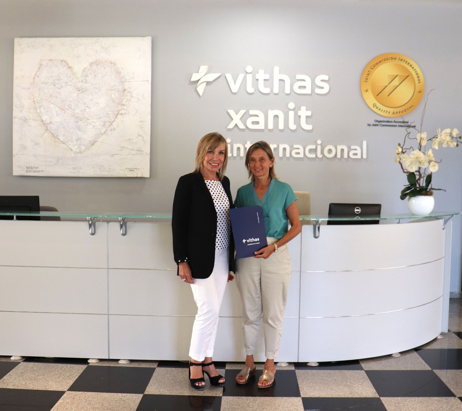 Vithas Costa del Sol firma un acuerdo con Fundación Harena para el programa de voluntariado contra la soledad