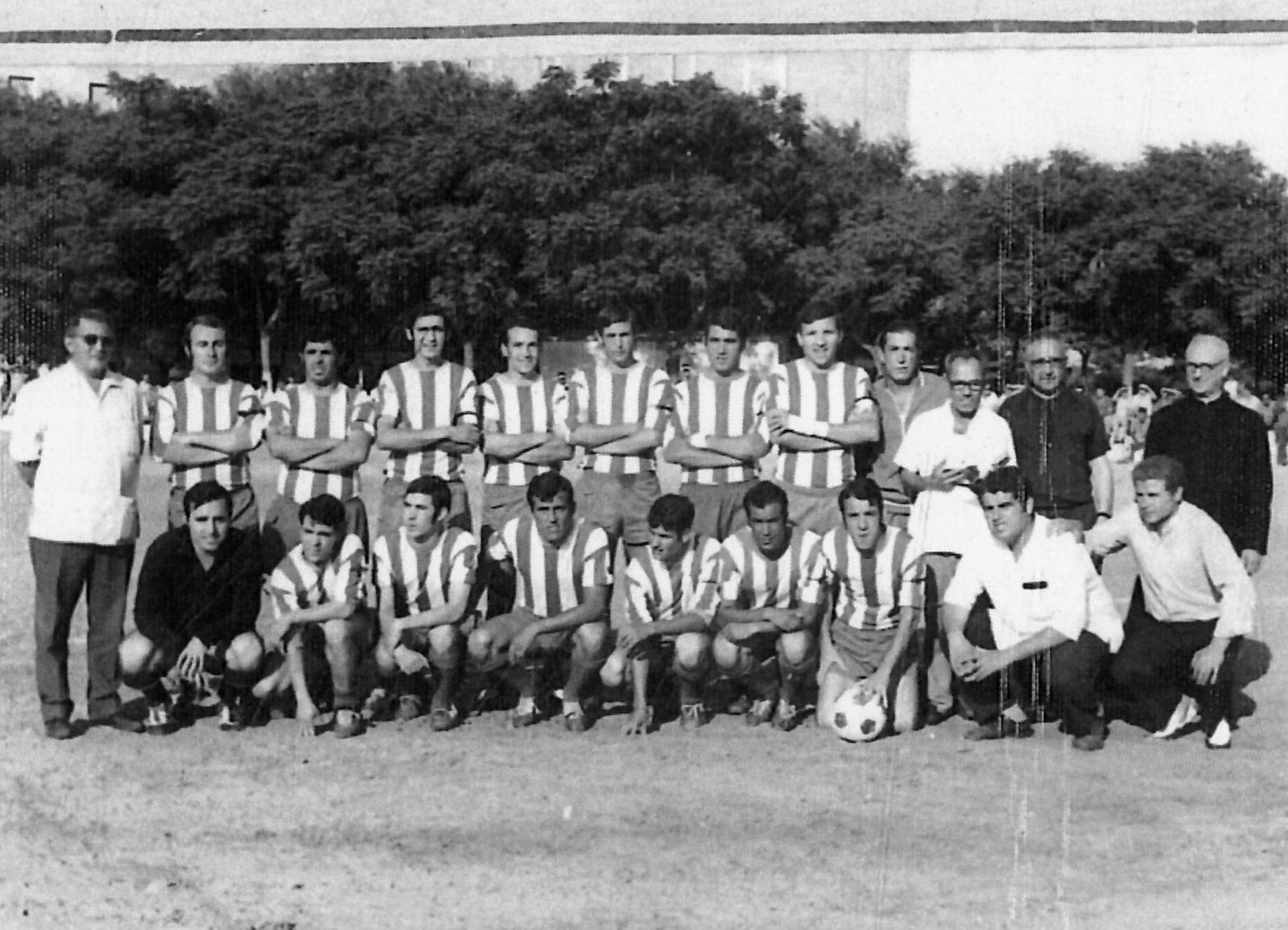 CD Plata. De pie: Adolfo Thuillers (delegado), Felipe Quintana, Anono, Jiménez, Nene, Nico Sosa, Contreras, Fernández, Melipa (utillero), Ernesto del Valle y los religiosos marianistas don León Arango y el padre Ignacio Amurrio; agachados: Blas, Pacote, Miguel, Paco Moreno, Cristi, Tete, Garrido, Jerónimo Roldán y Kubalita.