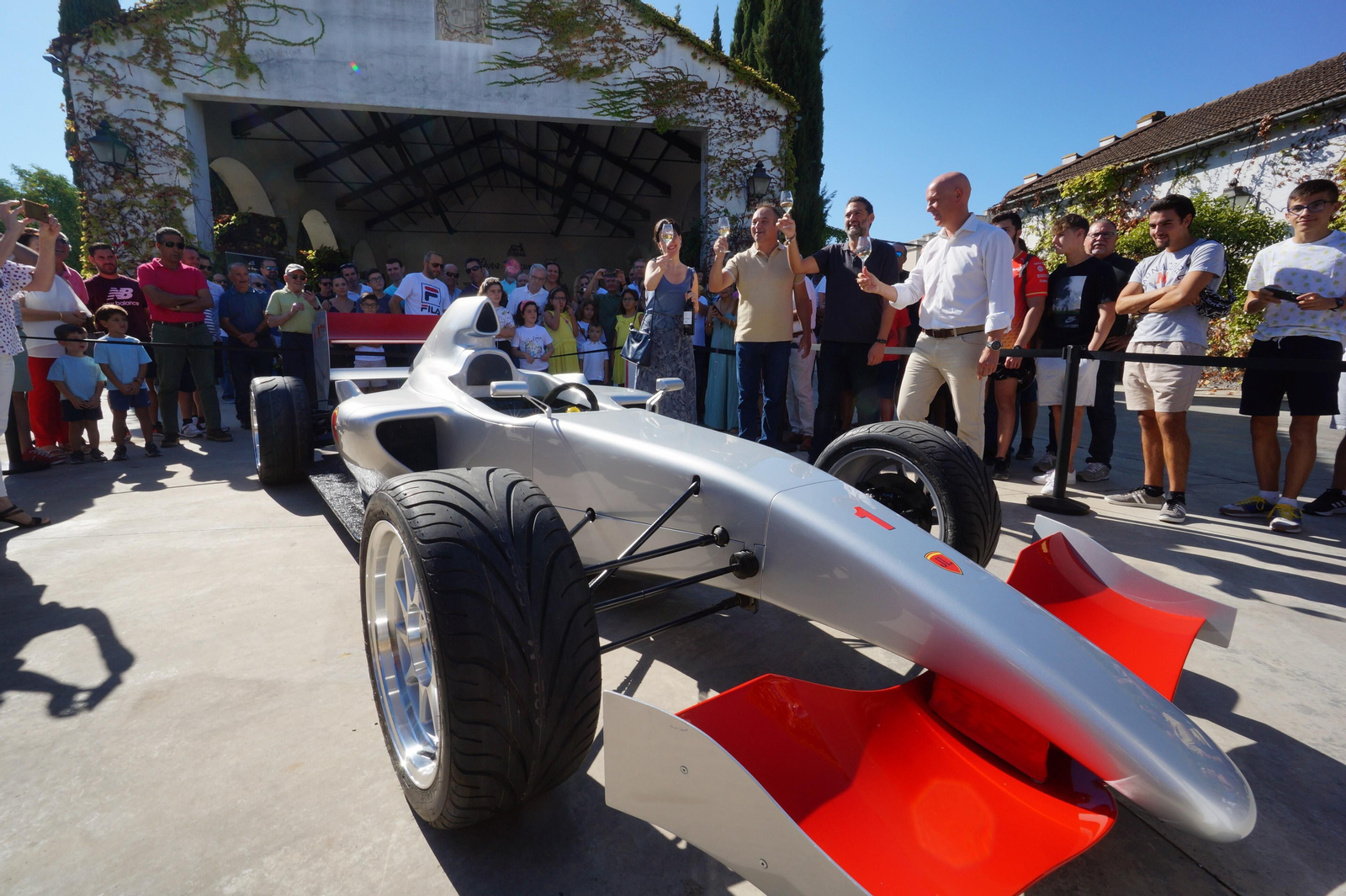 La presentación en sociedad del Fórmula 1 construido por un agricultor de Montilla, en imágenes