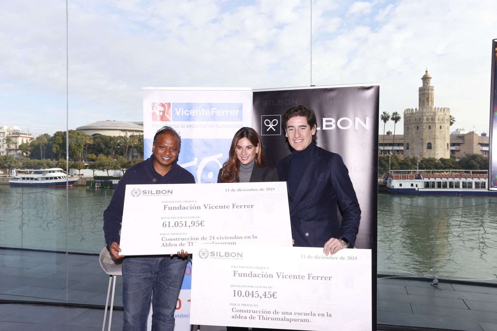 Lancy Dodem, portavoz de la Fundación Vicente Ferrer, la diseñadora Lourdes Montes y Pablo López, director general de Silbon.