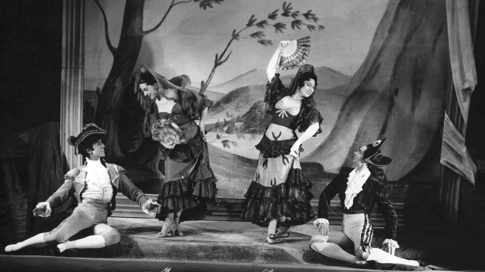 Pilar López, derecha, en 'Goyescas', con Elvira Real, Roberto Ximénez y Manolo Vargas, derecha.