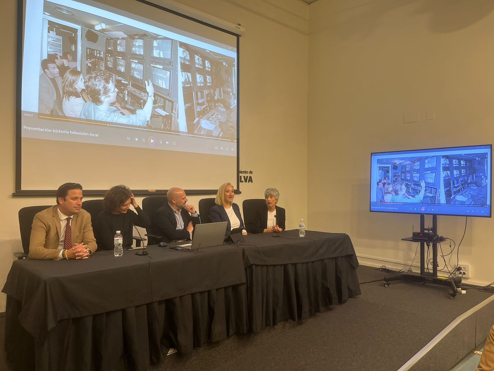 Una de las mesas redondas sobre el papel de las televisiones locales, en el Centro de la Comunicación Jesús Hermida.