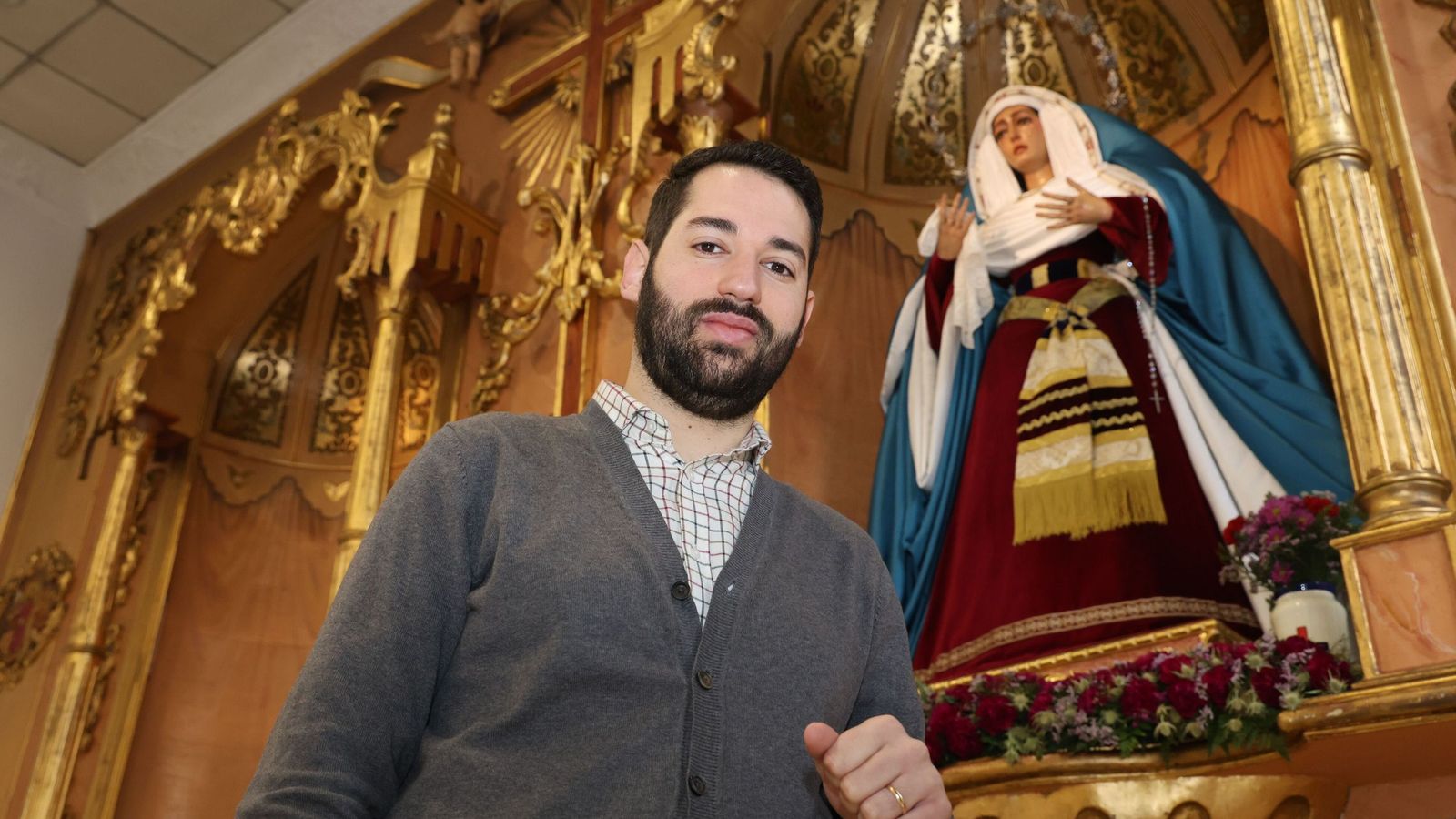 El hermano mayor del Cautivo, Antonino Gómez, junto con Nuestra Señora de la Misericordia