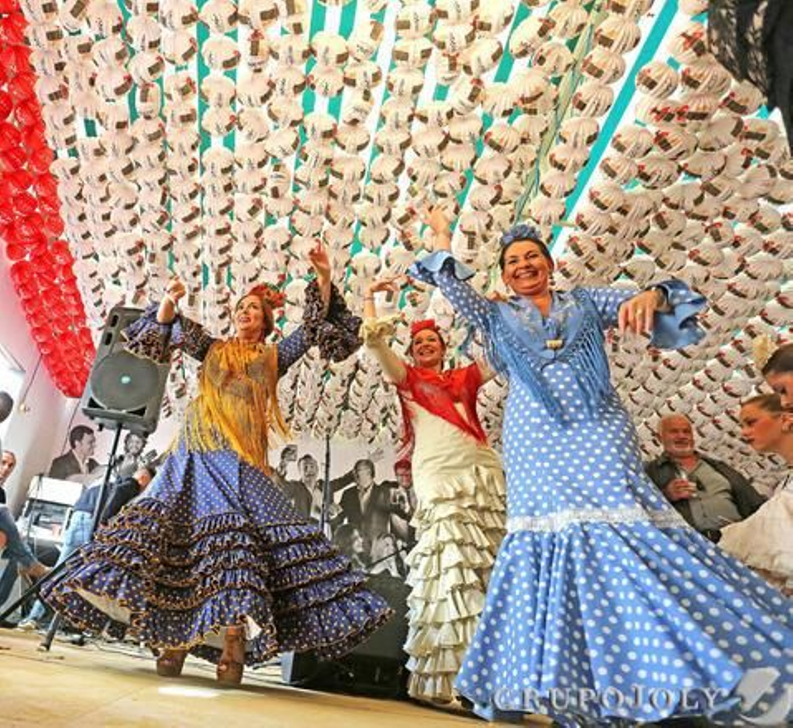 Un grupo de mujeres, en plena sevillana, durante la pasada jornada del jueves de Feria.

Foto: Pascual