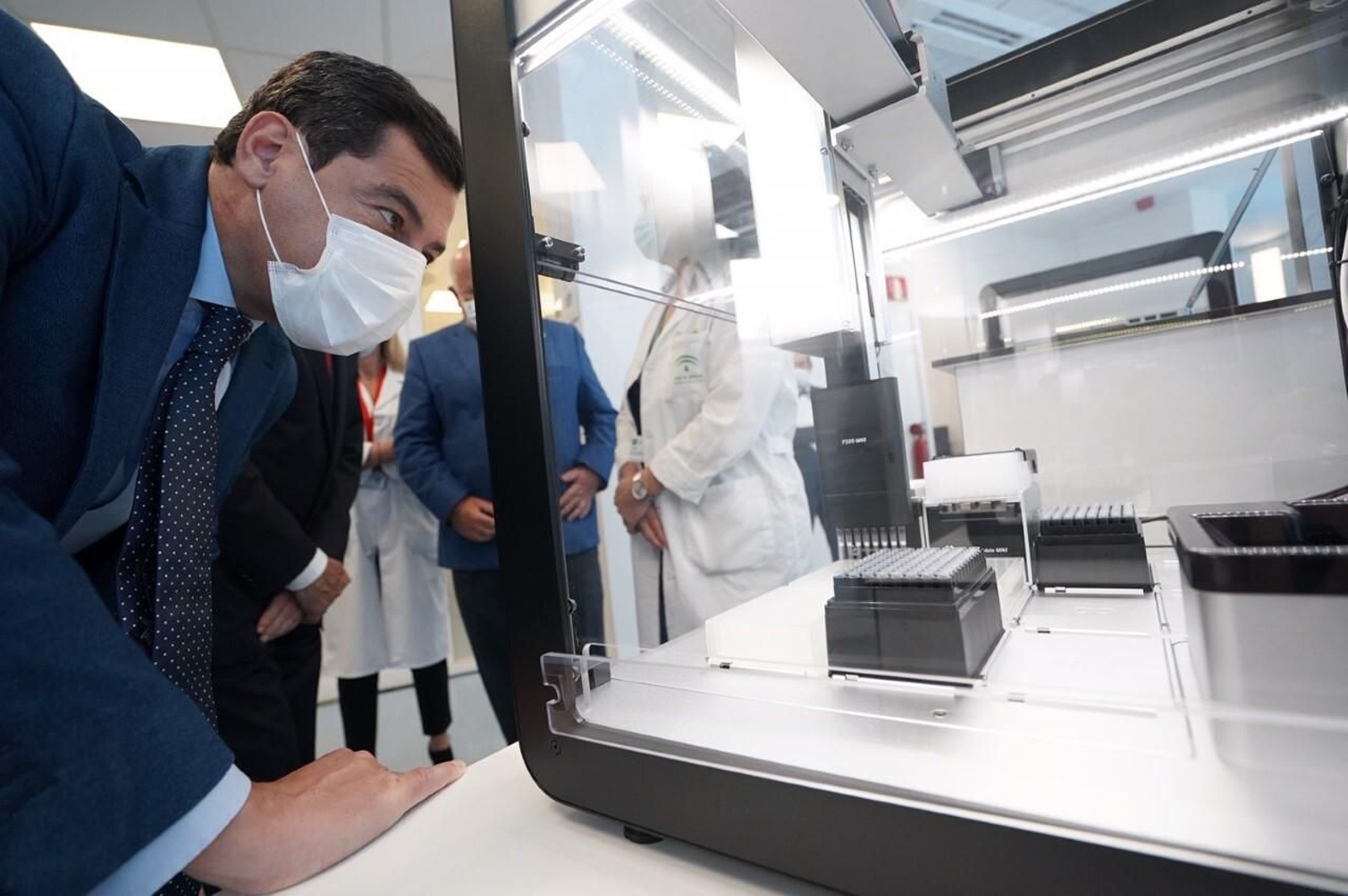 Juanma Moreno, este jueves, visita el robot Opentrons en el Hospital Regional de Málaga. Juanma Moreno, este jueves, visita el robot Opentrons en el Hospital Regional de Málaga.