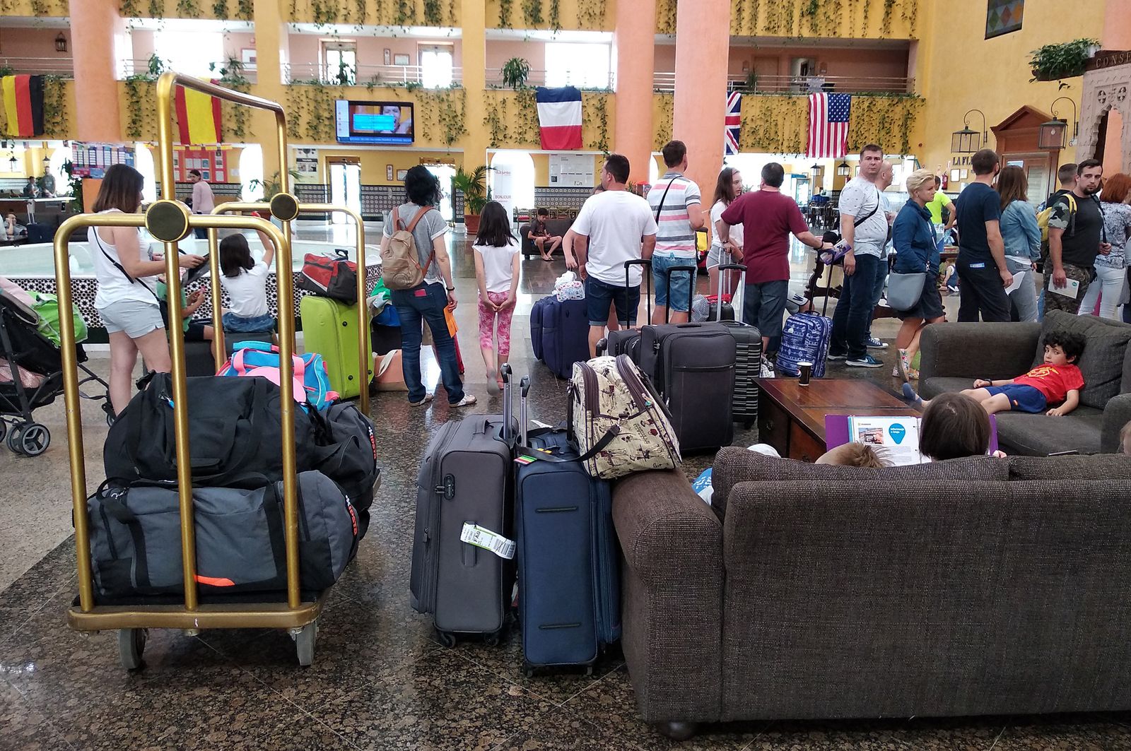 Cola de turistas en un hotel de la provincia.