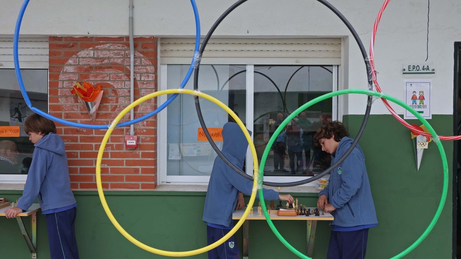 Alumnos participan en una partida de ajedrez.