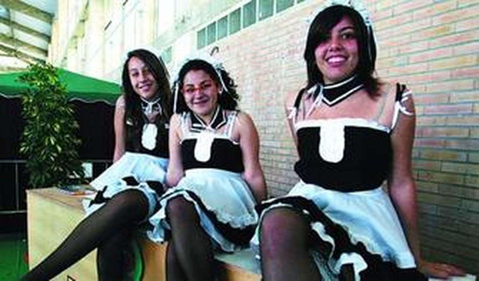 Tres chicas caracterizadas como las protagonistas de una serie anime.