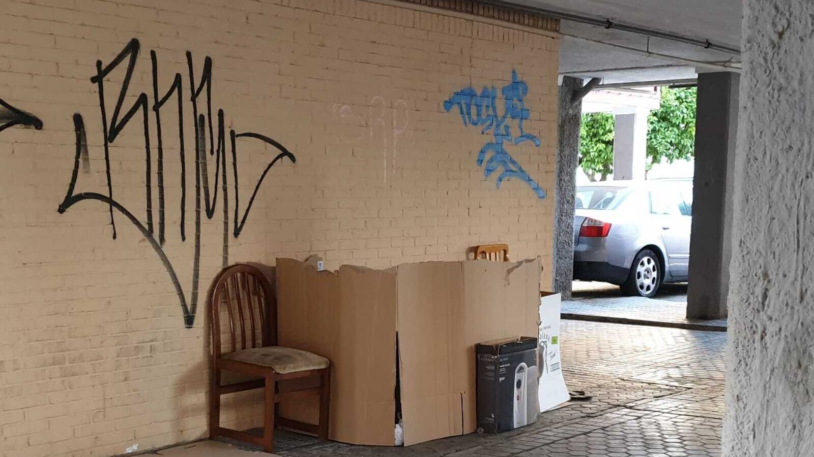 Chabola en la que vive un indigente bajo unos soportales.