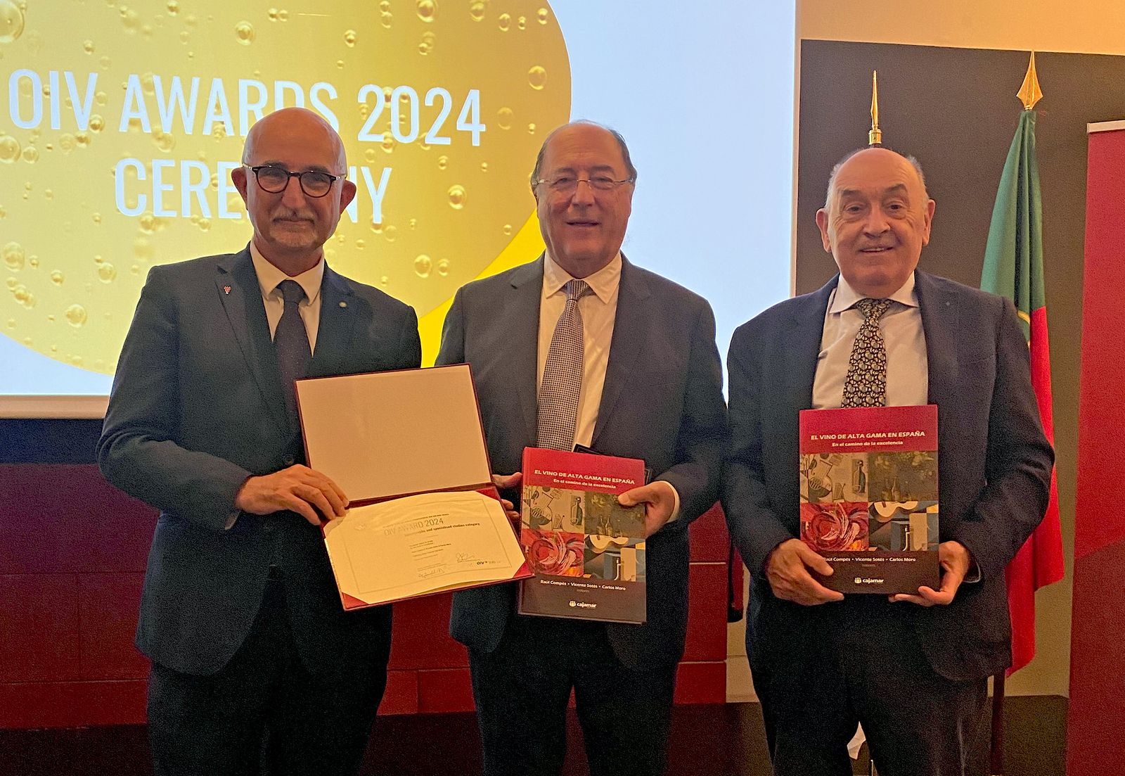 Foto de los coordinadores de la publicación de Cajamar galardonada por la OIV.