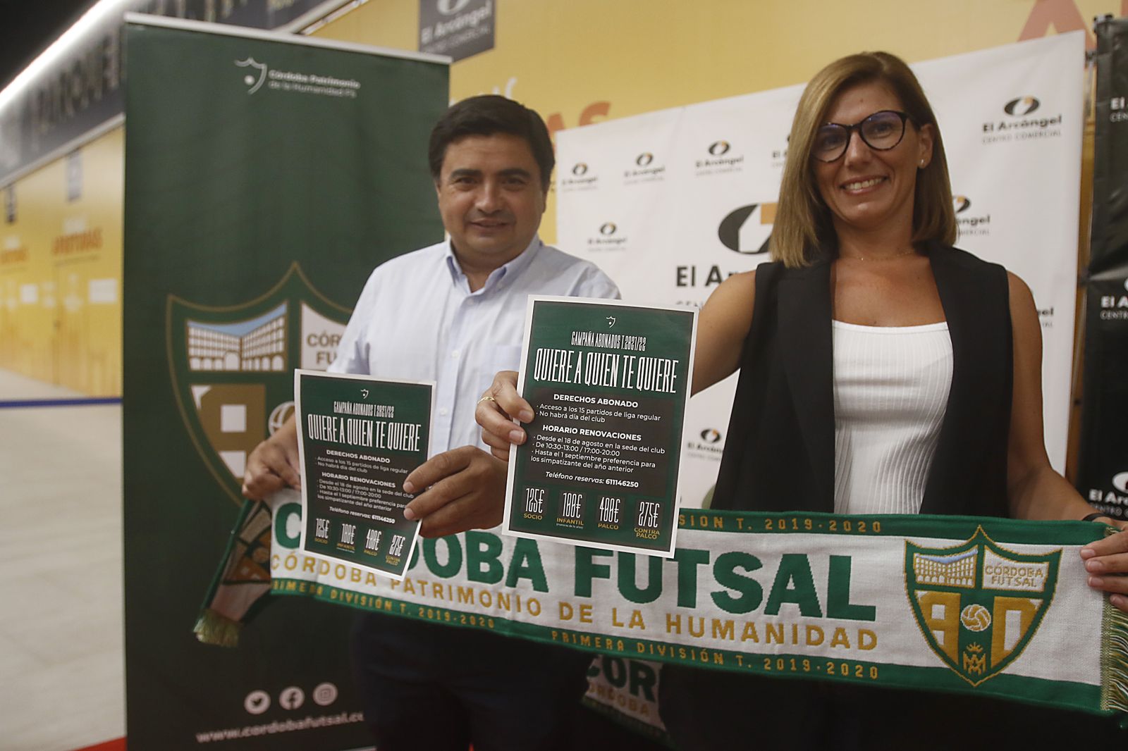 José García Román y Rosario Salas, durante la presentación de la campaña de abonados.