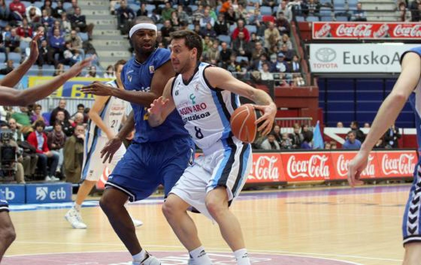 Kirskay, que brilló con sus 16 rebotes, defiende al ex cajista Sergio Sánchez.

Foto: Pablo Gómez