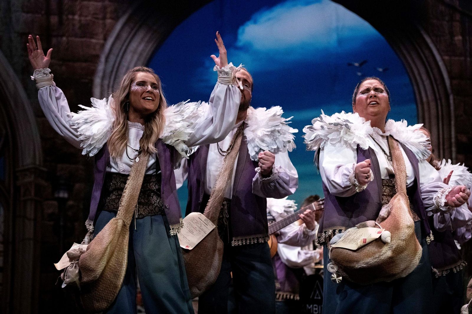 En su primera participación en el Falla, la comparsa ‘Viaje a la vida’, de Sevilla, ha representado a las cigüeñas que traen de París a los recién nacidos,