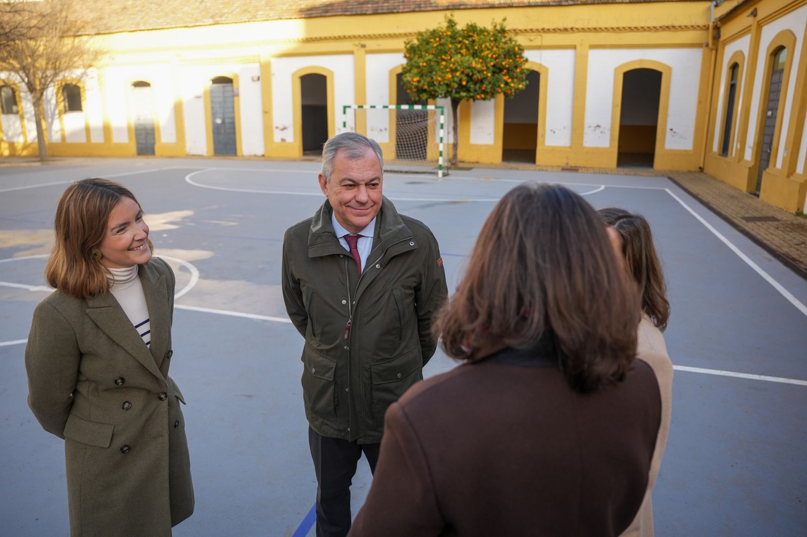 José Luis Sanz, junto a la concejal de Educación, Blanca Gastalver, en las nuevas pistas deportivas del CEIP Borbolla.