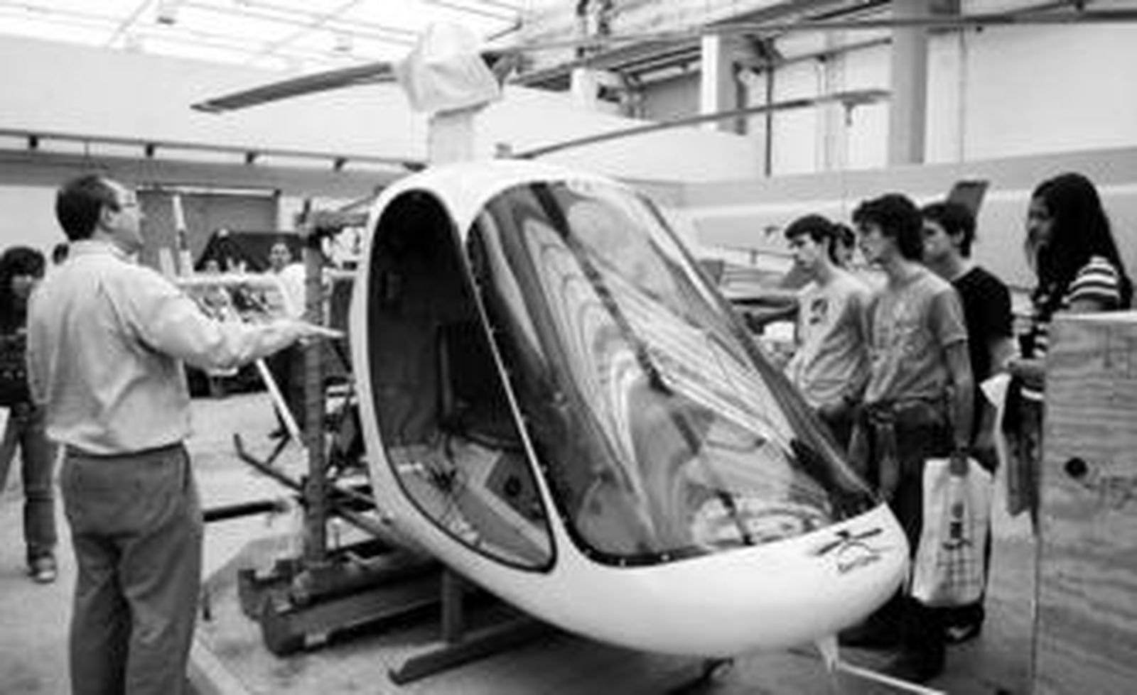Un grupo de alumnos atiende a las explicaciones del profesor en el Laboratorio de Ingeniería Aeroespacial.