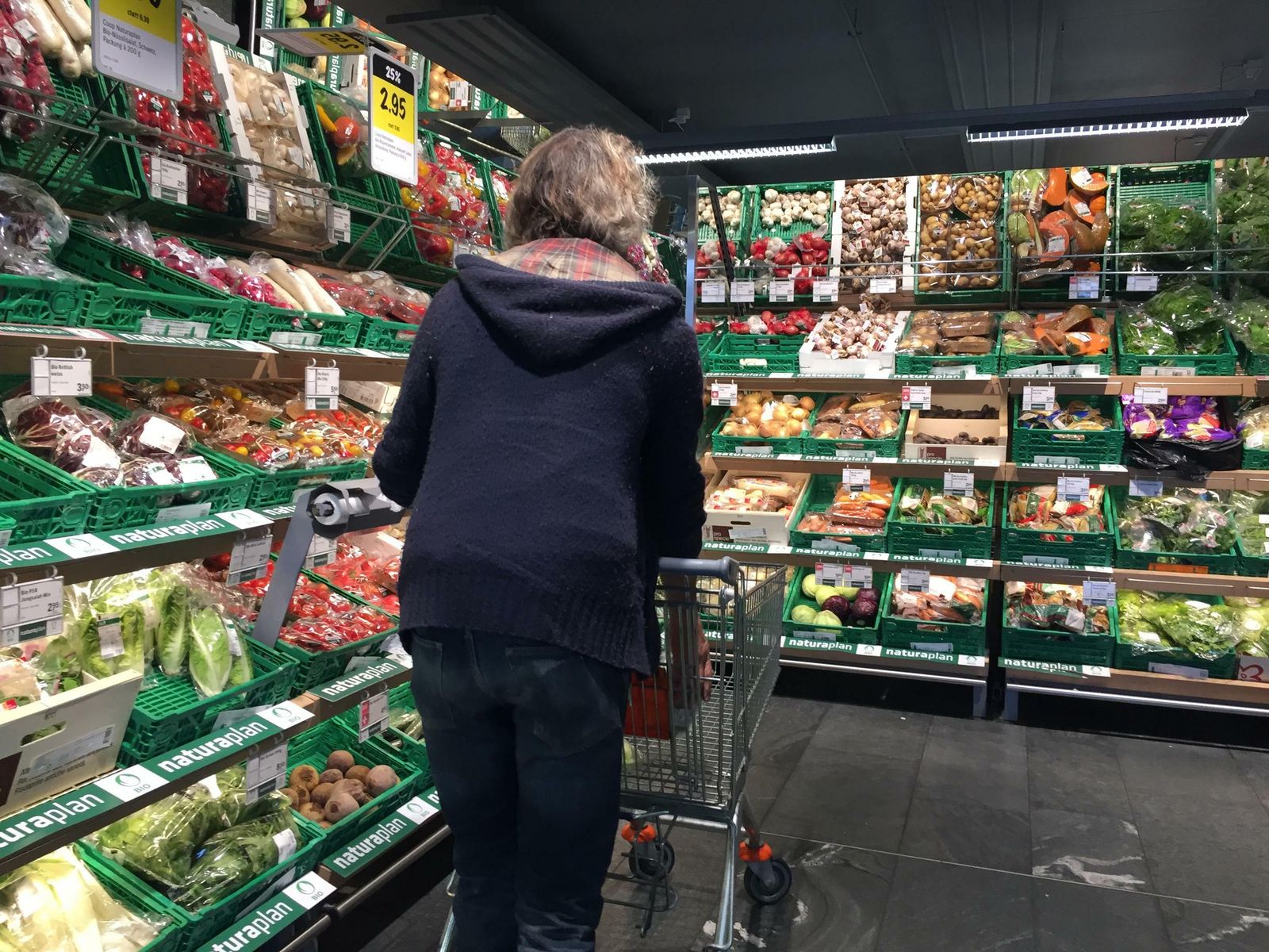 Una clienta en un supermercado.