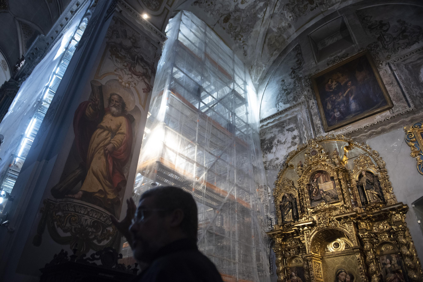 Todas las imágenes de la restauración de las pinturas en la Parroquia de la Magdalena