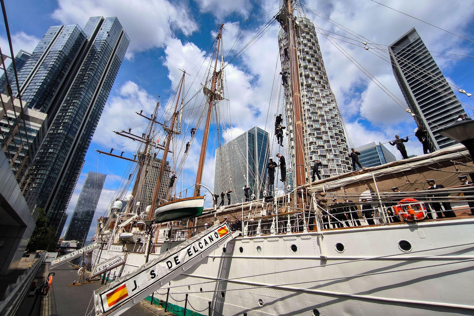 El Juan Sebastián de Elcano atraca en Londres para hacer una escala de cinco días antes de volver a casa. El Juan Sebastián de Elcano atraca en Londres para hacer una escala de cinco días antes de volver a casa.