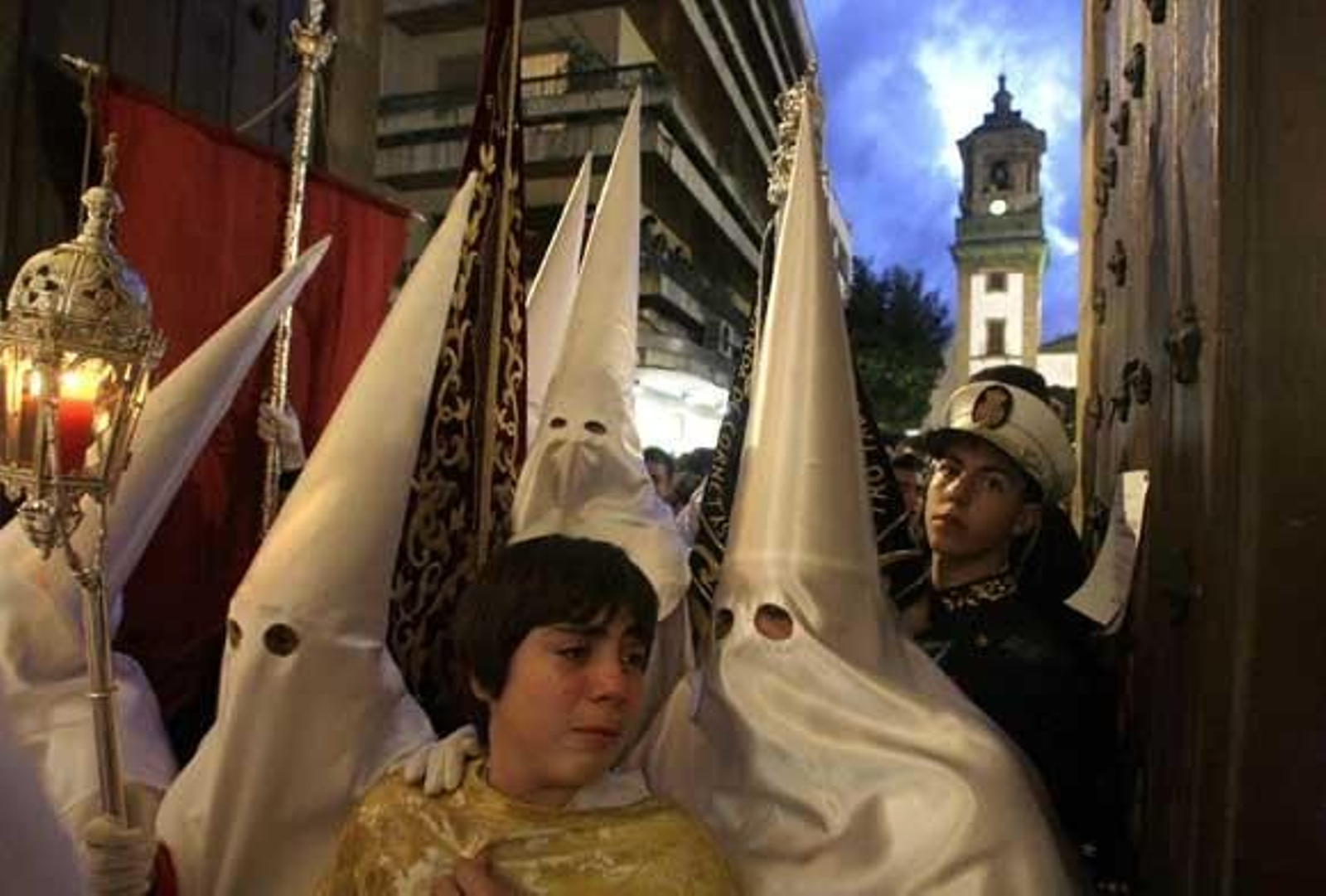 Hermanos de La Columna lloran desconsolados tras la prematura recogida de la cofradía algecireña

Foto: J.M.Q./Shus Teran/Erasmo Fenoy/Paco Guerrero