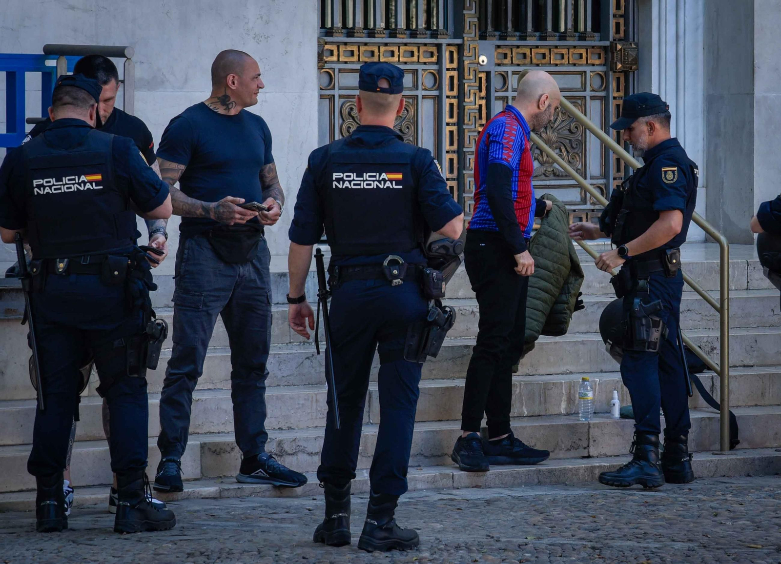 Aficionados del Madrid y del Barcelona toman las calles del centro de Sevilla