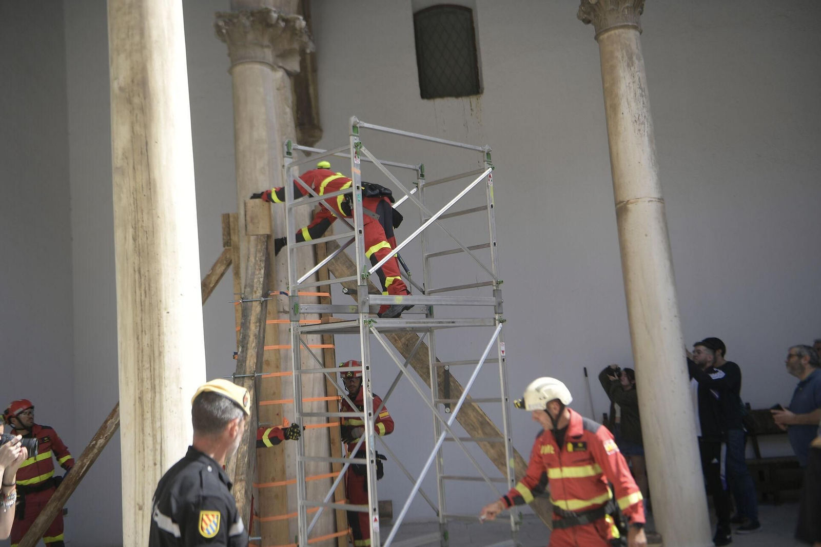 Efectivos de la UME apuntalan una de las columnas del Hospital Real durante el simulacro. Efectivos de la UME apuntalan una de las columnas del Hospital Real durante el simulacro.