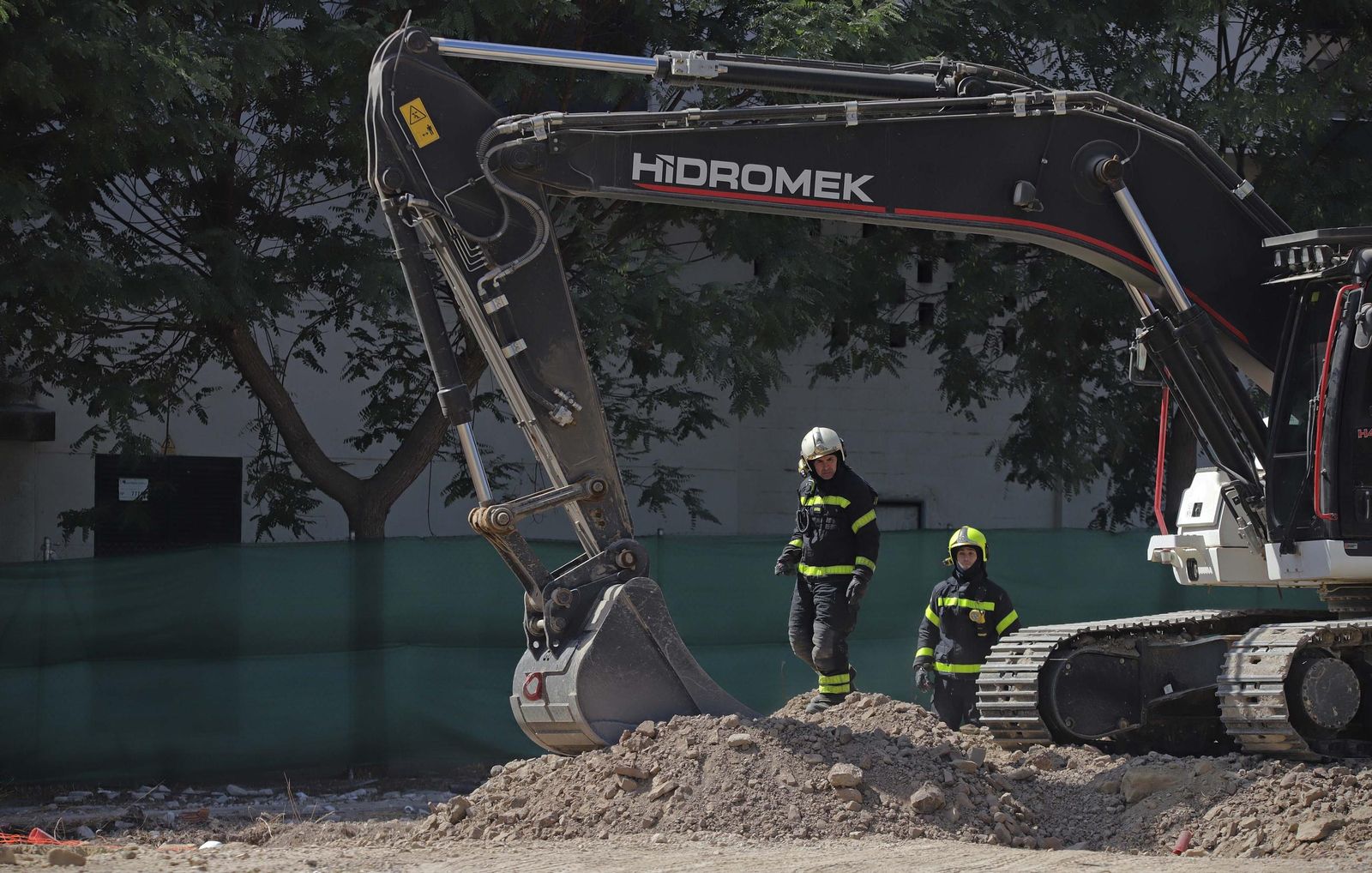 Fotos del escape de gas natural provocado por la rotura de una tubería en las obras anexas al hotel AC en Algeciras
