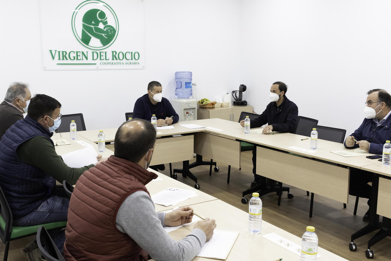 El alcalde de Sanlúcar, reunido con los representantes de las cooperativas agrarias para abordar este asunto.