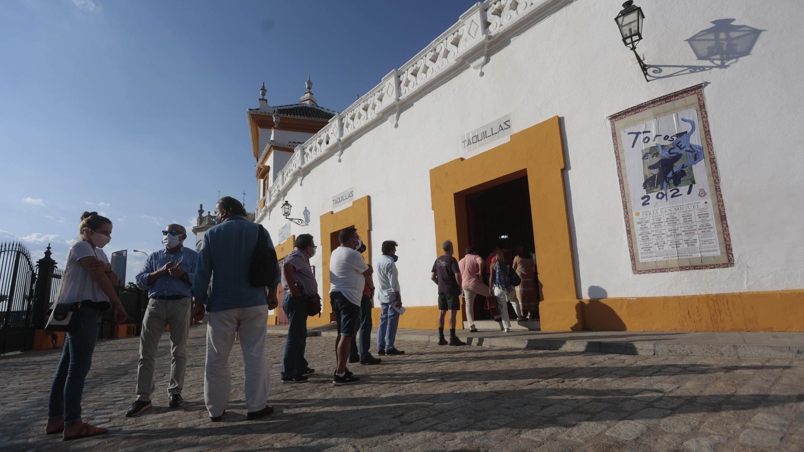 Colas para comprar entradas en las taquillas de la Maestranza.