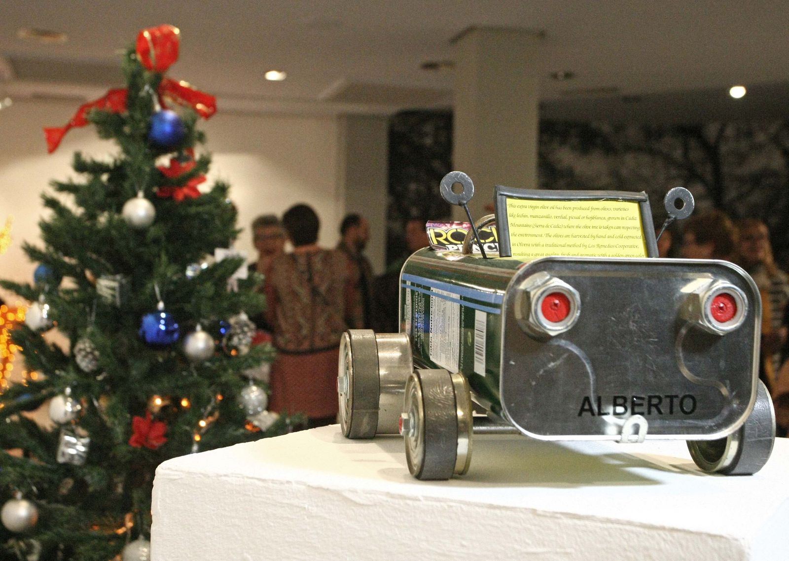 Un coche hecho con latas.