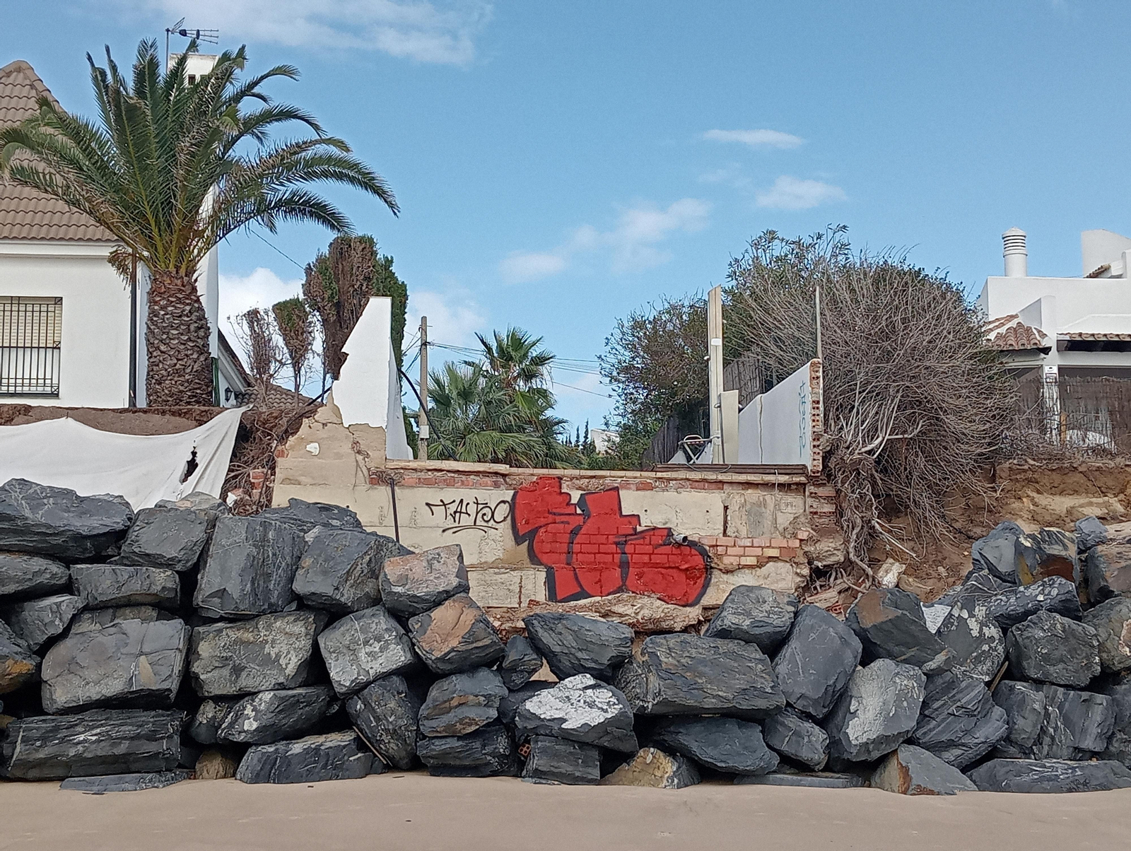 Imágenes de la playa de El Portil tras el temporal de viento y lluvia de ayer en Huelva