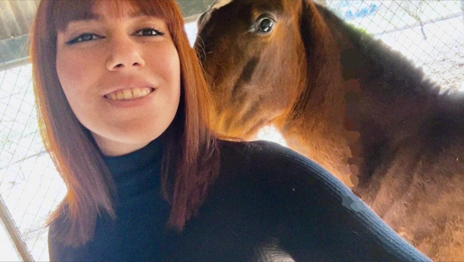 Puri junto a uno de los caballos que cuida en Santuario Rancho Edén, en Arcos.