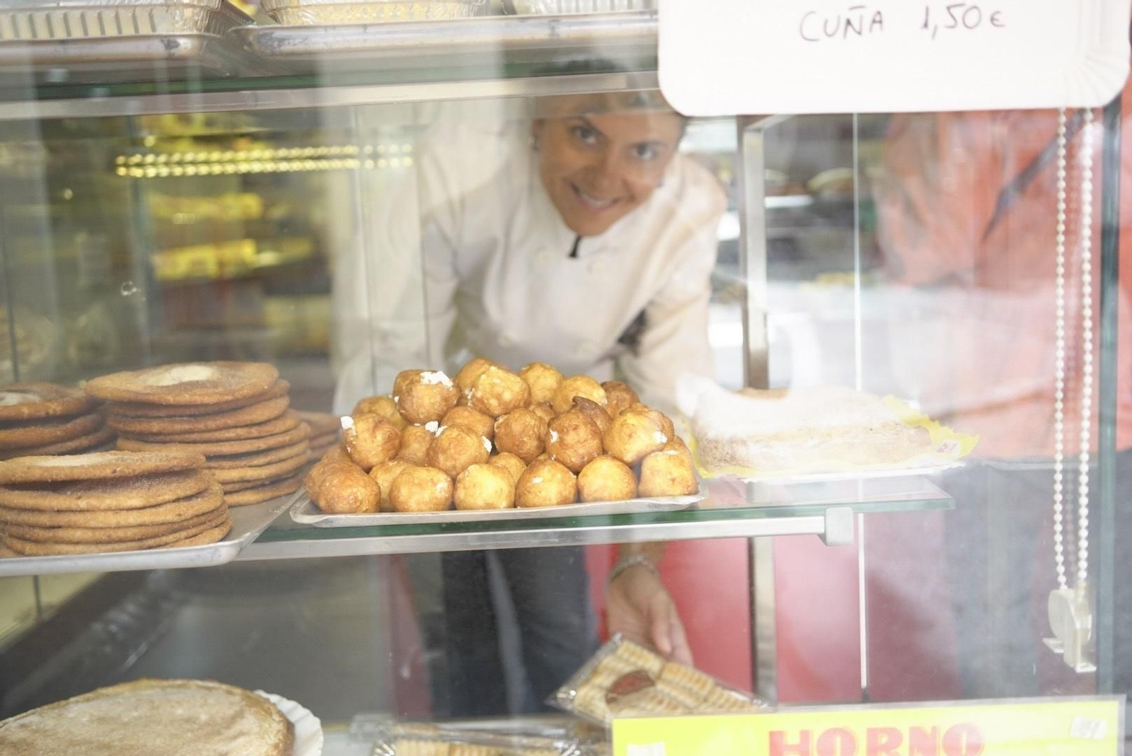 En el Horno de la Cruz ya exhiben los buñuelos de temporada.