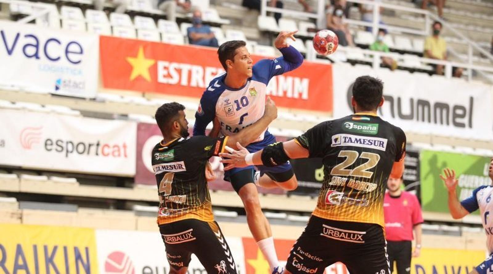 La defensa del Ángel Ximénez se emplea a fondo en el duelo de la primera vuelta en Granollers.