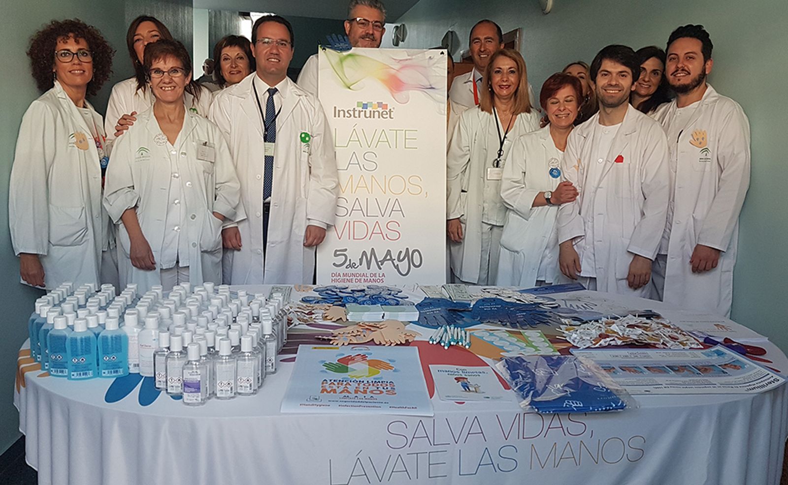 Foto de familia de los profesionales implicados en la efemérides.