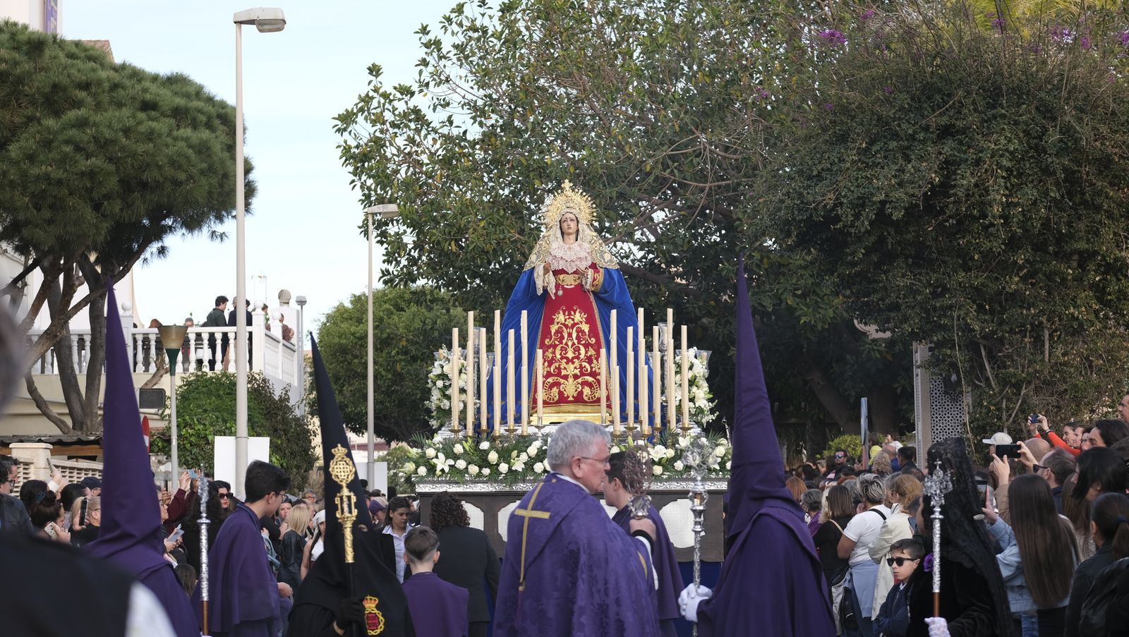 La procesión del Encuentro por las calles de Almería, en imágenes