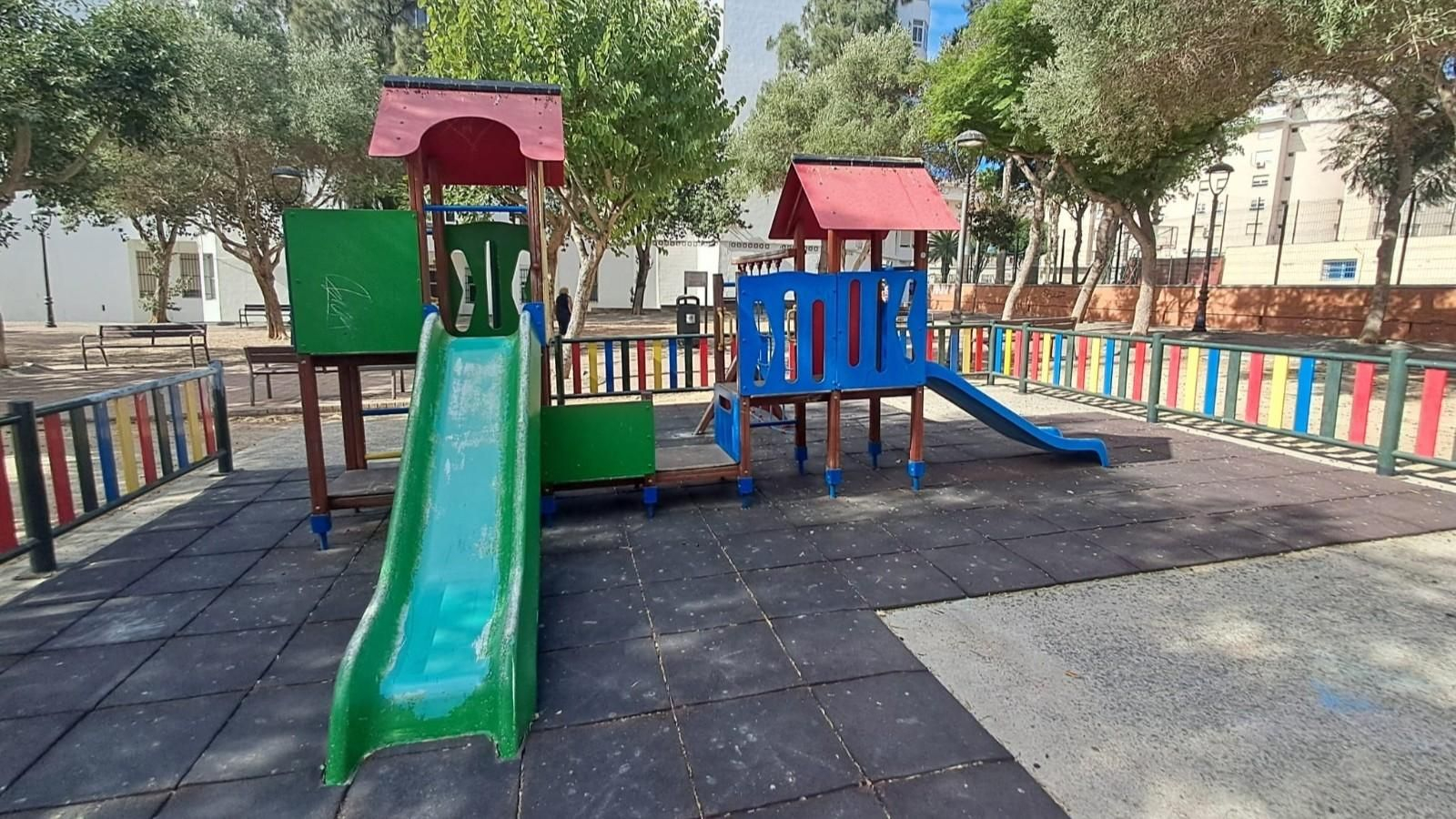 Parque infantil de la barriada Los Olivos, en San Fernando