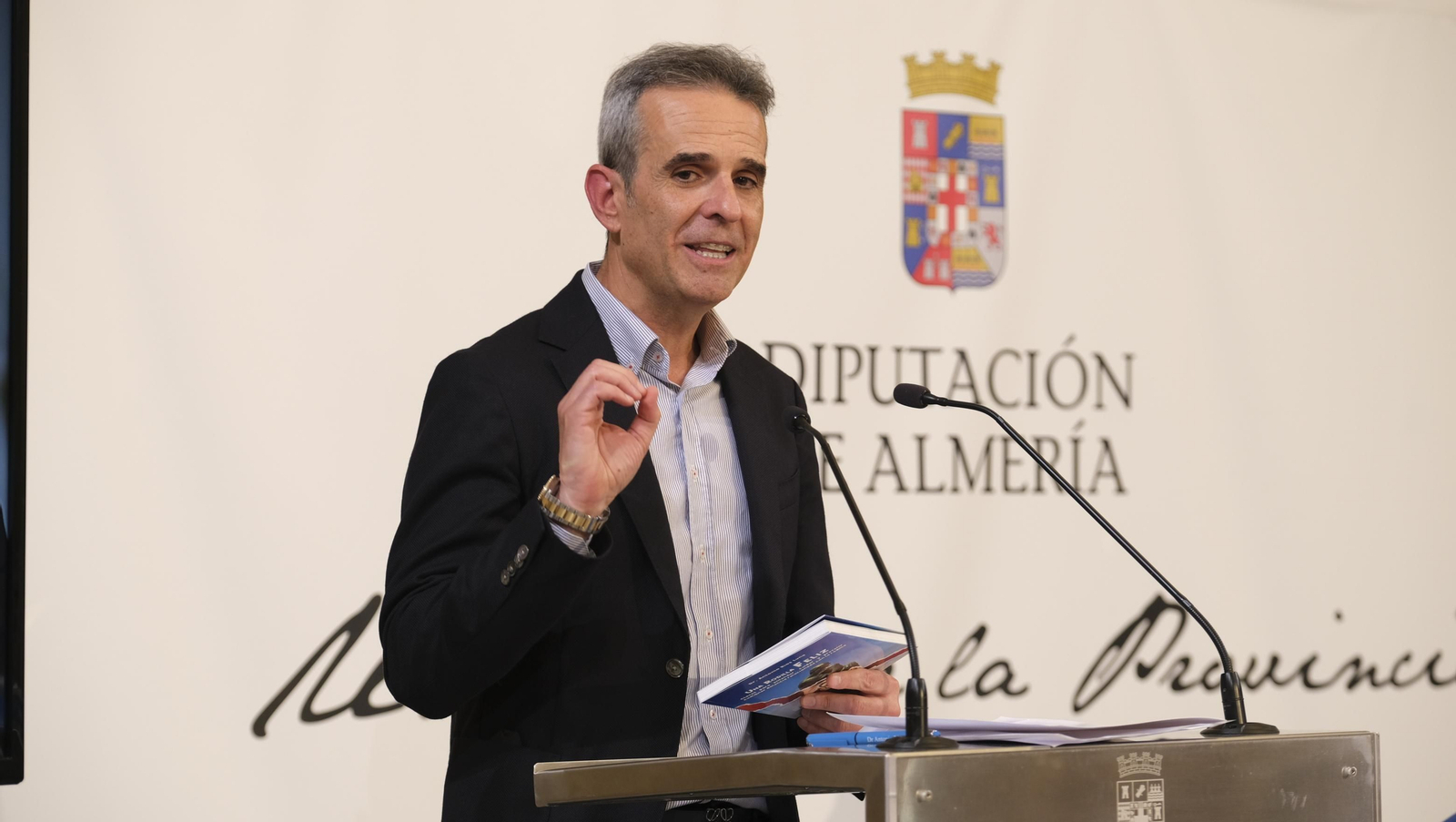 El Doctor Antonio Ríos presenta su libro 'Una Rodilla Feliz', en imágenes