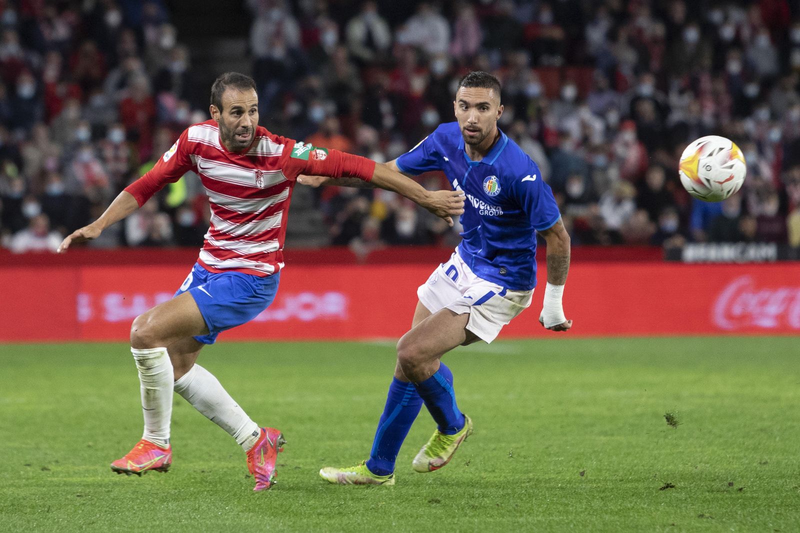 Víctor Díaz brega con un rival.