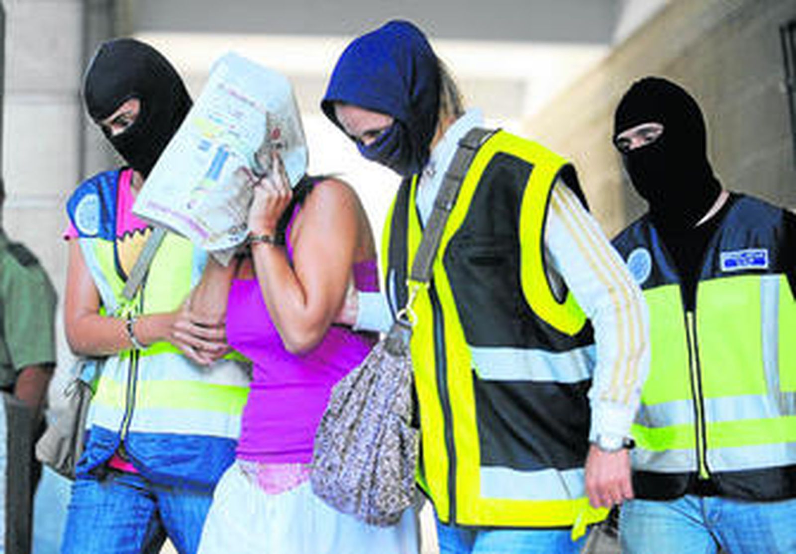 Una de las implicadas en el robo de la droga sale del juzgado, en una imagen de archivo.